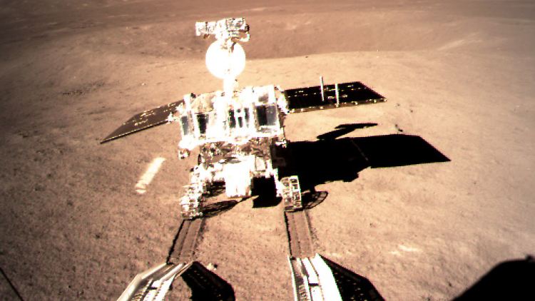 Die von der China National Space Administration (CNSA) zur Verfügung gestellte Aufnahme zeigt das Roboterfahrzeug "Jadehase 2", wie es von der Landesonde "Chang'e 4" rollt und erste Spuren auf der Mondoberfläche hinterlässt. 