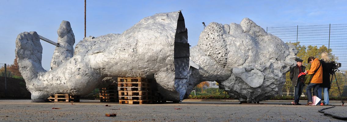 Teil der Monumentalskulptur "Herkules von Gelsenkirchen" des Künstlers Markus Lüpertz auf dem Hof einer Kunstgießerei in Düsseldorf. Kurz vor dem Ruhr.2010-Finale soll die Statue auf der denkmalgeschützten Nordstern-Zeche aufgebaut werden.