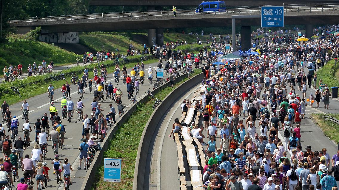 Bei der Aktion "Still-Leben" am 18. Juli 2010 auf der Autobahn 40 in Höhe Duisburger Kreuz.