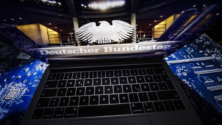 Private Daten von Hunderten Politikern und Prominenten gelangten durch den Hackerangriff an die Öffentlichkeit.