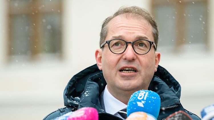 Landesgruppenchef Dobrindt will derzeit nicht über Personalfragen sprechen.