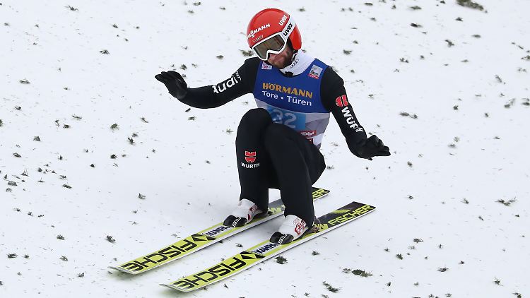 Da geht auch Markus Eisenbichler in die Knie: Ryoyu Kobayashi lässt dem Deutschen keine Chance.