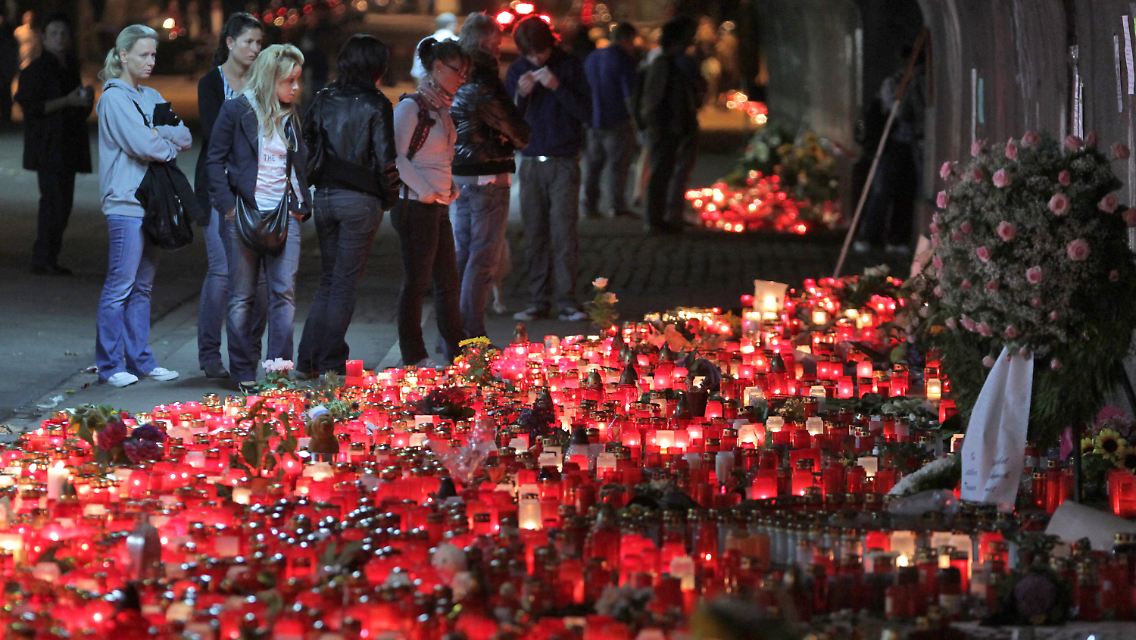Gedenken an der Unglücksstelle der Loveparade, Ende Juli 2010.