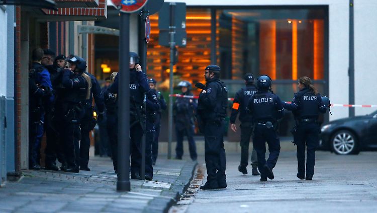 Polizisten sichern den Tatort ab.