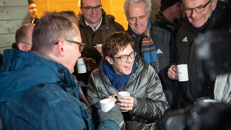 Annäherung in der Kälte: Kramp-Karrenbauer will mit der CSU "gemeinsam in dieses Jahr starten".