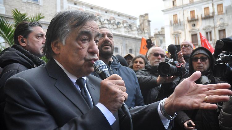 Leoluca Orlando gehört dem Partito Democratico an, den italienischen Sozialdemokraten. International bekannt wurde er durch seinen Kampf gegen die Mafia.