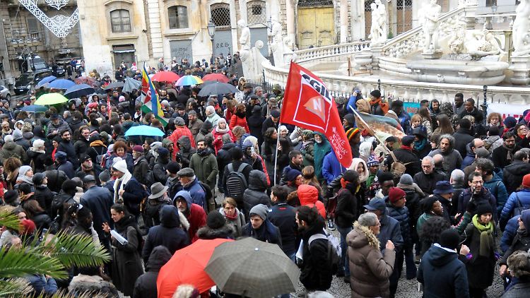 Während Salvini die Polizei in die Amtsstuben von Palermo schickte, fand in der Stadt eine Solidaritätskundgebung mit dem Bürgermeister statt.