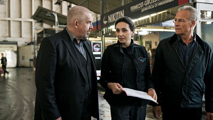 Schenk (Dietmar Bär, l.) und Ballauf (Klaus J. Behrendt) wollen herausfinden, wie fischig die Geschäfte der Feinkost-Russen tatsächlich sind. 