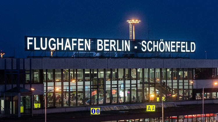 An den Berliner Flughäfen Schönefeld und Tegel könnte es am Montag zu Verzögerungen und Einschränkungen kommen.