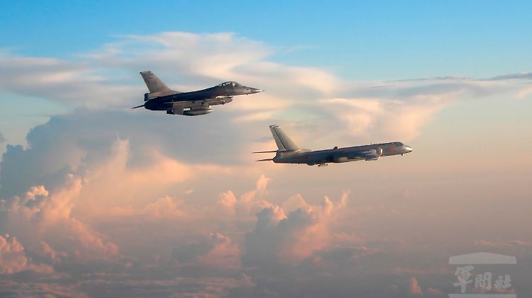 In Alarmbereitschaft: Ein taiwanisches Kampfjet fliegt nah bei einem chinesischen Bomber.