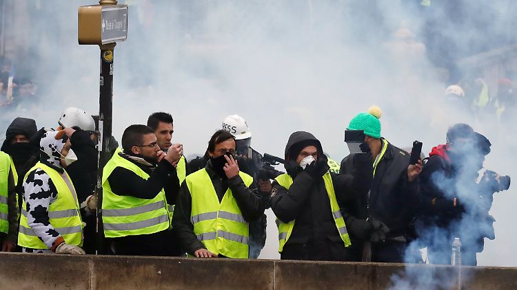 Protest im Tränengas-Nebel: "Gelbwesten" in Paris.