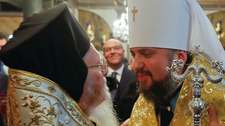 Der Ökumenische Patriarch von Konstantinopel, Bartholomäus I. (l.), mit dem ukrainischen Metropoliten Epiphanius.