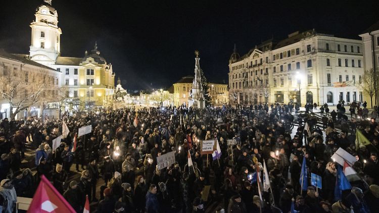 In Ungarn demonstrieren Tausende gegen ein umstrittenes Gesetz der Orban-Regierung.