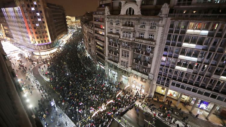 Erneut gehen Tausende gegen den serbischen Präsidenten Vucic auf die Straße.