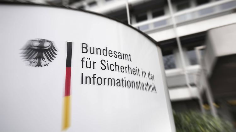 Das BSI will die Sicherheit von Smartphones verbessern, was auch deren Lebensdauer zugutekommt.