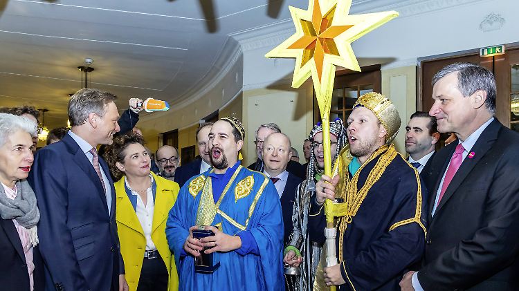 Die Weisen aus dem Morgenland: Lindner und FDP-Generalsekretärin Beer begrüßen beim Dreikönigstreffen in Stuttgart Sternsinger.