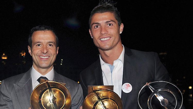 Cristiano Ronaldo und dessen Berater Jorge Mendes (l) mit den ihnen bei den Globe Soccer Awards verliehenen Trophäen in Dubai.