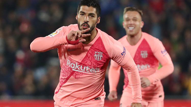 Mit dem Tor in der 39. Minute macht Suarez für Barca den Sieg klar.