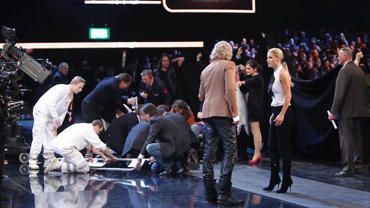 Schock bei "Wetten, dass?", Samuel Koch wird notärztlich versorgt.