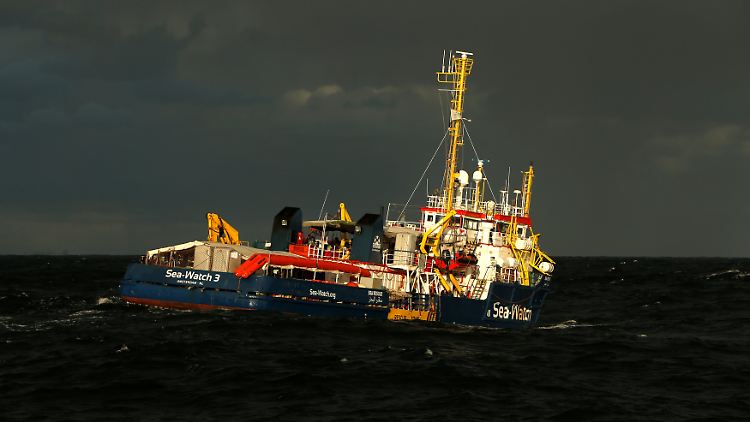 Die Helfer hoffen eine Lösung, um die Flüchtlinge rechtzeitig an Land zu bringen.