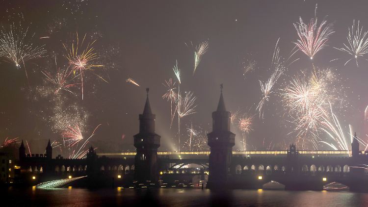 Die DUH fordert Kommunen auf, zentrale und professionell gestaltete Feuerwerke außerhalb der mit Feinstaub belasteten Zonen zu veranstalten, am besten am Stadtrand.