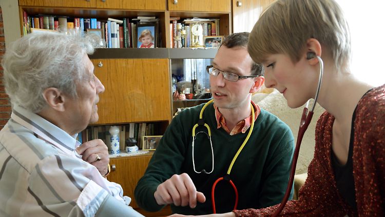 Patienten finden immer weniger Ärzte, die Hausbesuche machen.