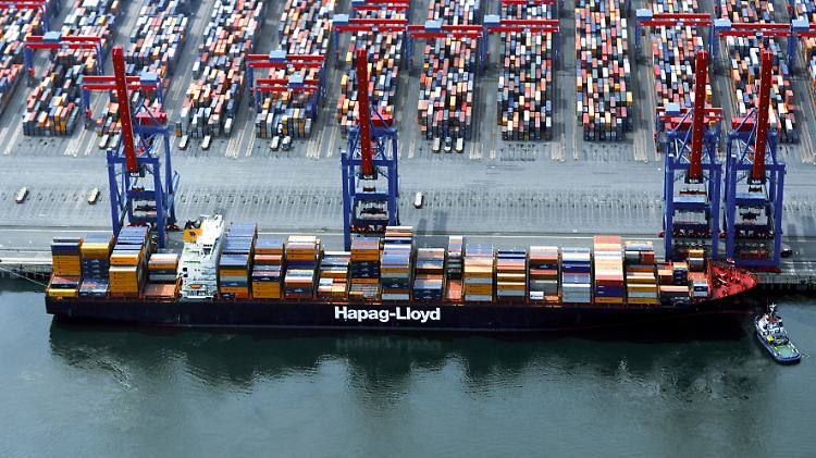 Kein kleiner Kahn: Die "Yantian Express", hier am Containerterminal im Hamburger Hafen.