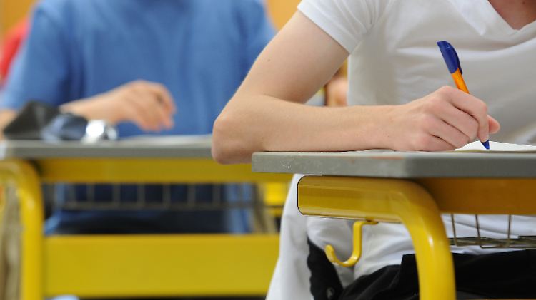 Verbandschefin und Erziehungswissenschaftlerin Lin-Klitzing begründet die Forderungen nach strengeren Regeln mit den Anforderungen im Berufsleben nach der Schule.
