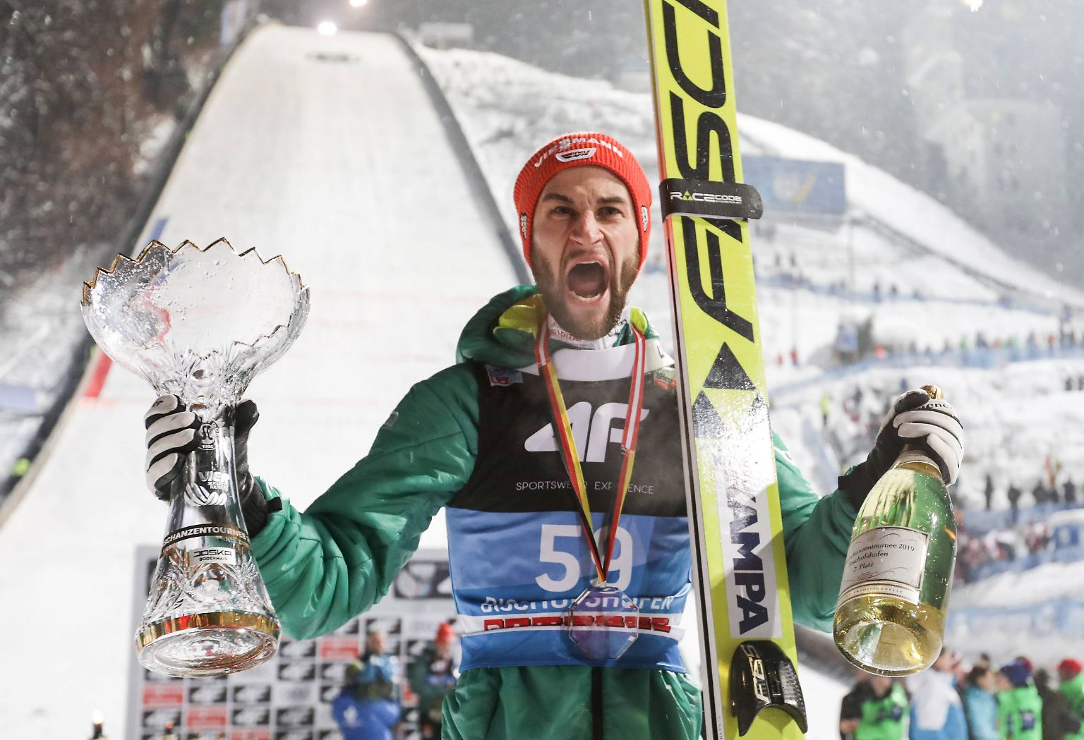 Gelohnt hat sich das Jahr 2019 für den deutschen Skispringer Markus Eisenbichler. Erst sichert der Bayer sich Platz zwei bei der Vierschanzentournee.