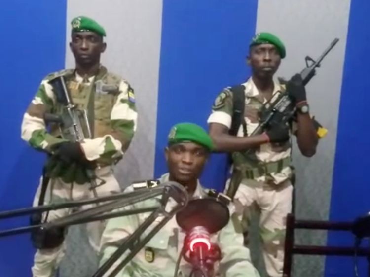 Ein kleiner Kreis rebellierender Soldaten? Die Putschisten bei ihrem Auftritt im staatlichen Rundfunk (Standbild).
