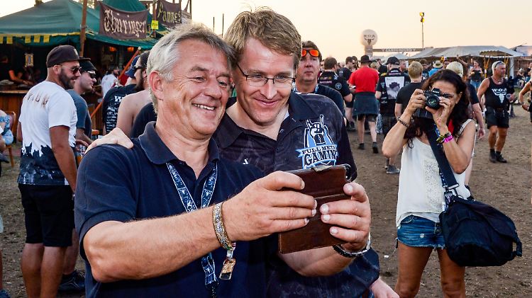 Handballer beim Open Air: Daniel Günther, rechts, und Dierk Schmäschke, Manager des Handball-Bundesligisten Flensburg Handewitt beim Festival in Wacken.