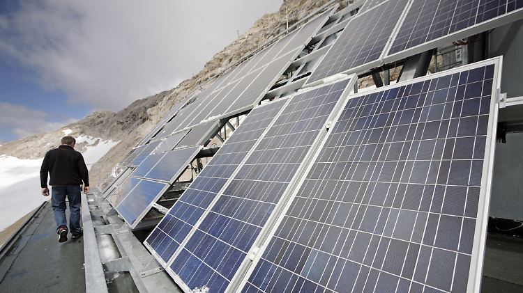 Auf der Umweltforschungsstation Schneefernerhaus auf der Zugspitze stehen bereits Solarpaneele.