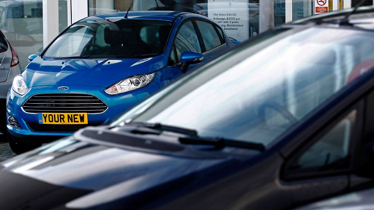 Ausgestellte Wagen bei einem Ford-Händler in Portslade bei Brighton.