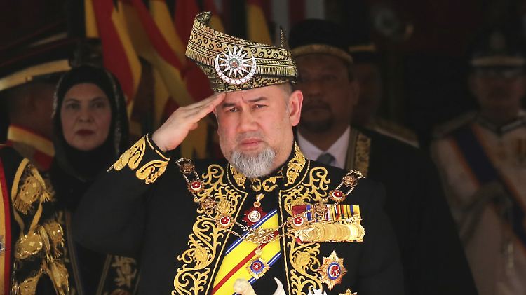 Sultan Muhammad V. grüßt während der Nationalhymne bei der Eröffnung der 14. Parlamentsperiode im Parlamentsgebäude.
