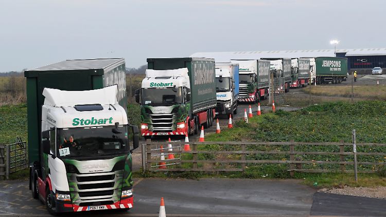 Die Lkw fuhren vom stillgelegten Flughafen von Manston zum Hafen von Dover.