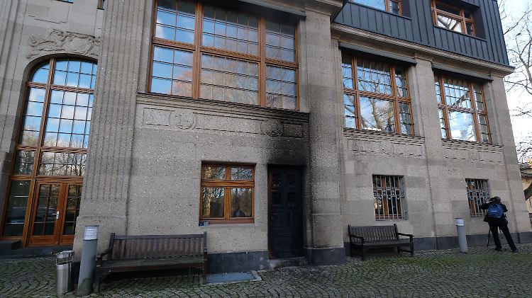 Eine rußgeschwärzte Tür am BGH-Gebäude