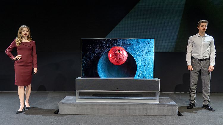 Der LG Signature OLED TV R mit komplett ausgerollten Display.