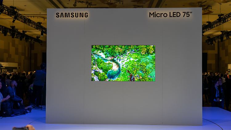 Mit 75 Zoll ist Samsungs neuer Micro-LED-Fernseher wohnzimmertauglich.