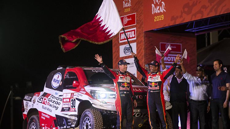 Nasser Al-Attiyah (mit Flagge) und sein französischer Co-Pilot Matthieu Baumel konnten jubeln.