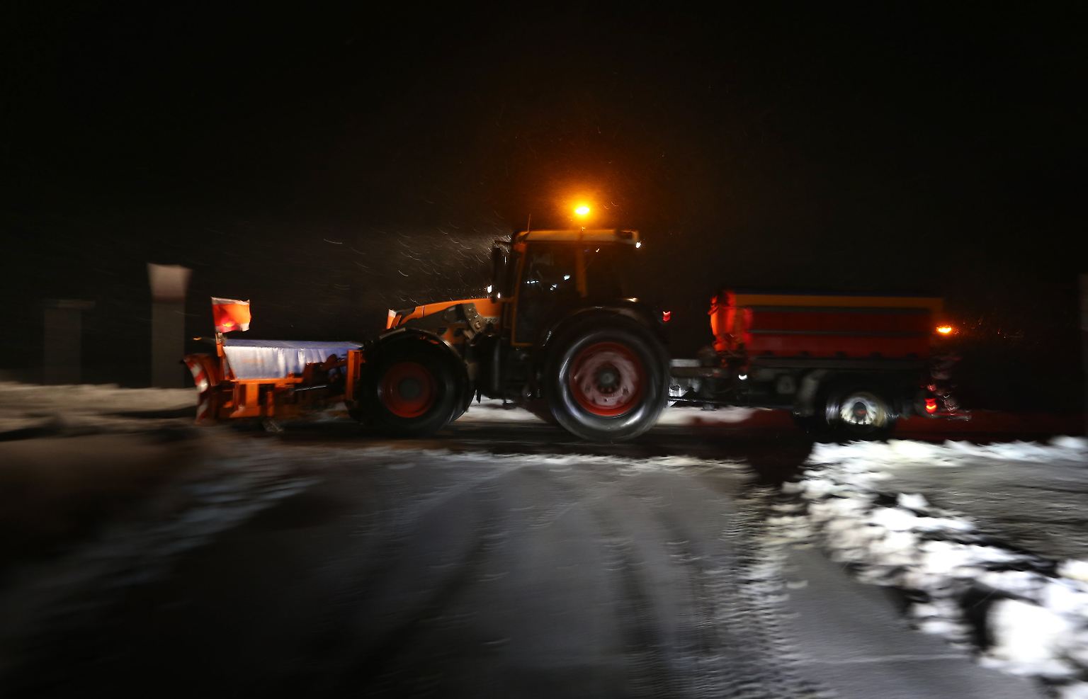 Die Räumfahrzeuge in Süddeutschland und Österreich sind Tag und Nacht im Einsatz, um die Schneemassen von den Straßen zu schaffen.