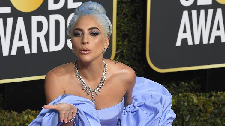 Küsschen! Lady Gaga bei den Golden Globe Awards.