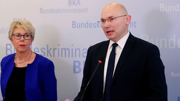 Oberstaatsanwalt Georg Ungefuk (r) informiert in Wiesbaden über den Stand der Ermittlungen.