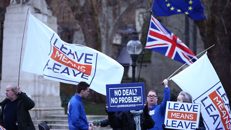 Pro-Brexit- und Anti-Brexit-Demonstranten vor dem Londoner Parlament.