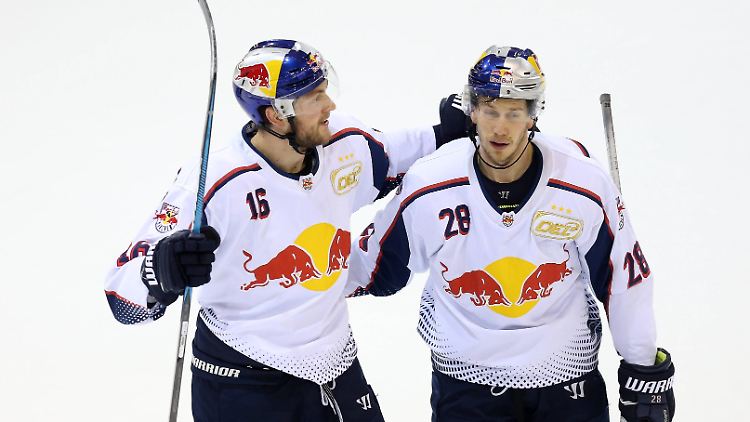 Mit Rückemwind: Ihr jüngstes Spiel in der DEL gegen die Straubing Tigers haben Konrad Abeltshauser (l.) und Frank Mauer (r.) vom EHC Red Bull München gewonnen.