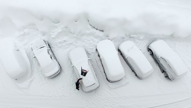 Manchmal nimmt auch der Wagen durch zu viel Schnee Schaden.