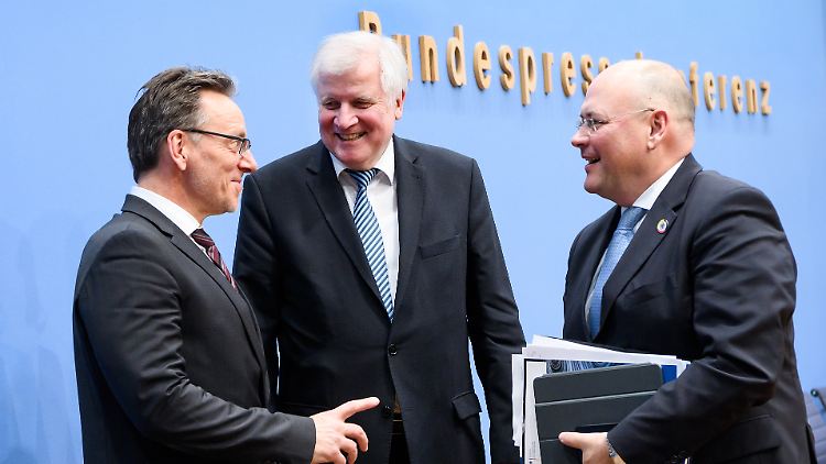 Sind durchaus zufrieden mit der Arbeit ihrer Behörden (von links): Holger Münch,  Horst Seehofer und Arne Schönbohm.