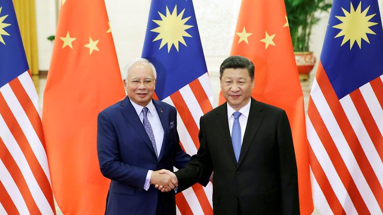Chinas Präsident Xi Jinping (re.) soll Malaysias Ex-Premier Najib Razak heimlich Milliarden zugeschanzt haben.