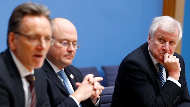 Dass Hacker immer wieder sensible Daten erbeuten können hat nicht allein mit ihren Kenntnissen oder der Arbeit der Behörden zu tun, betonen BKA-Chef Holger Münch, BSI-Chef Arne Schönbohm und Innenminister Horst Seehofer.