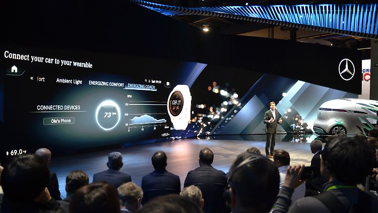 Über eine Smartwatch kann sich der Fahrer noch enger in das Energizing-Programm des CLA einbinden lassen.
