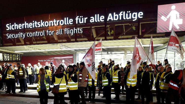 Neue Streikrunde beim Sicherheitspersonal, wie hier Anfang der Woche in Schönefeld: Diesmal trifft es gleich drei deutsche Flughäfen.